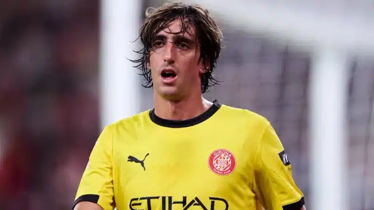 Bryan Gil, con la camiseta amarilla del Girona, en pleno partido