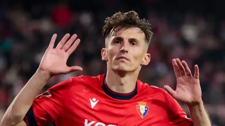 Ante Budimir celebra con las manos en alto vistiendo la camiseta de CA Osasuna