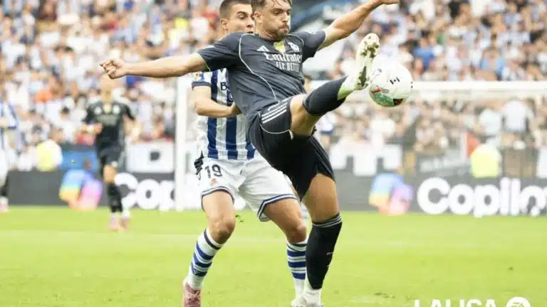 Jon Karrikaburu con la camiseta de la Real Sociedad durante un partido de LaLiga