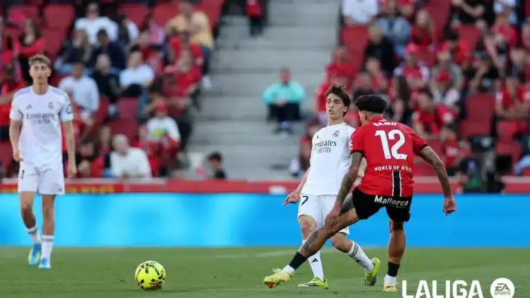 Manuel Ángel Morán Ibáñez, centrocampista del Castilla, en acción con el Real Madrid