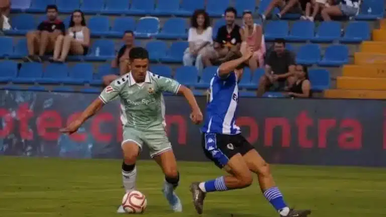 Un jugador del Castellón protege el balón ante un rival durante un amistoso de la pretemporada 2026