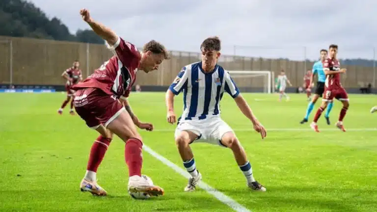 Un jugador del Castellón protege el balón ante un rival de la Real Sociedad B en LaLiga Hypermotion