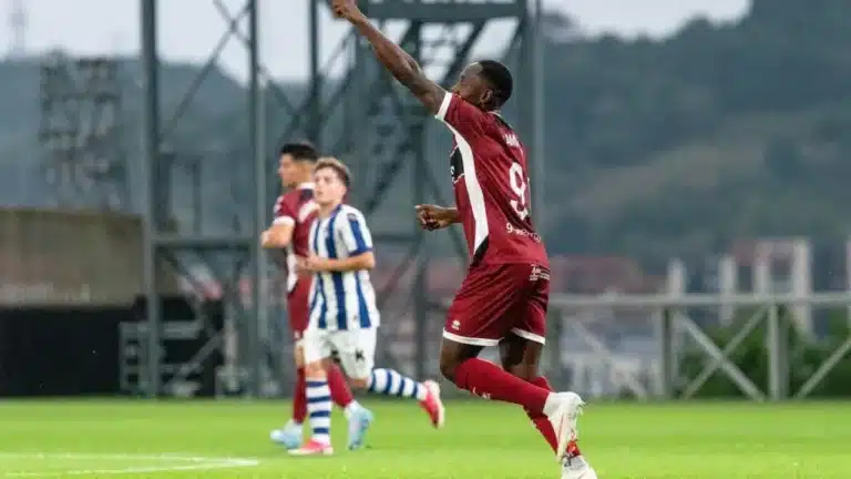 Ousmane Camara celebrando el primer gol de LaLiga Hypermotion 2026-27 con la camiseta del CD Castellón