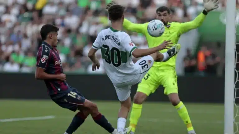 Jorge Cabello, central del Levante UD, en un partido de la temporada 2025-26