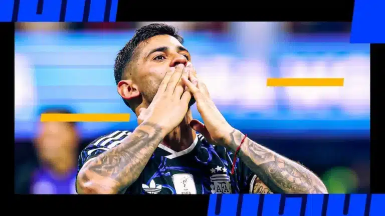 Cuti Romero se lleva las manos a la boca celebrando con la camiseta de la selección argentina