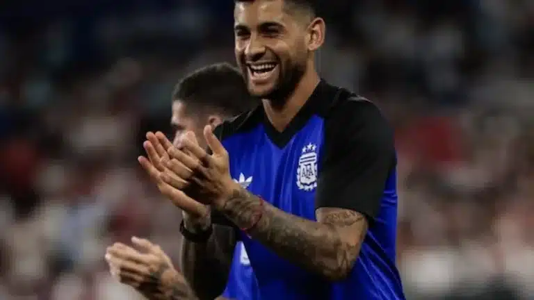 Cuti Romero aplaude sonriente con la camiseta de Argentina antes de un partido