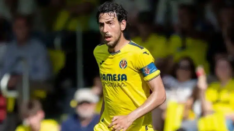 Dani Parejo corre con el balón durante un partido con la camiseta amarilla del Villarreal