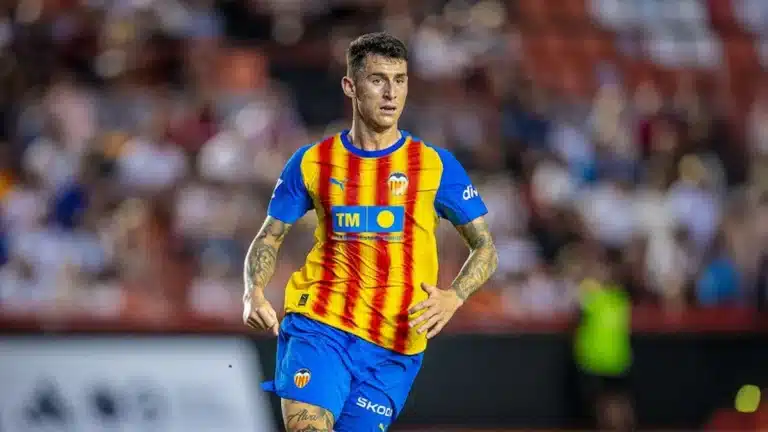 Dani Raba corre con la camiseta rayada del Valencia CF en un partido
