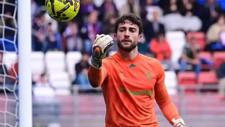 Jonmi Magunagoitia detiene un balón durante un partido con el Eibar en Ipurúa