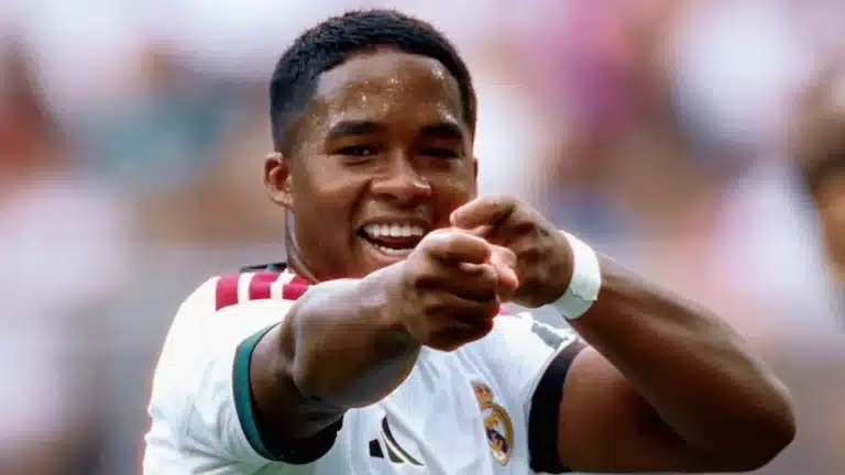 Endrick celebra un gol señalando con las dos manos, con la camiseta blanca del Real Madrid