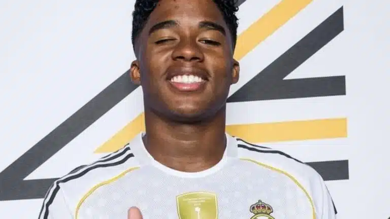 Endrick sonríe con la camiseta del Real Madrid y el parche de campeón de Champions