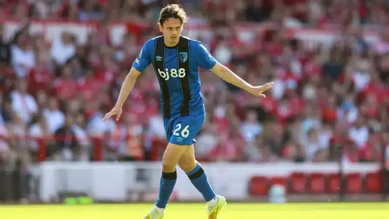 Enes Ünal, con la camiseta azul del Bournemouth, gesticula durante un partido de Premier League