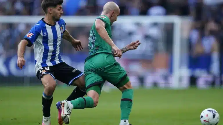Un jugador del Espanyol conduce el balón perseguido por un rival del Levante en el RCDE Stadium