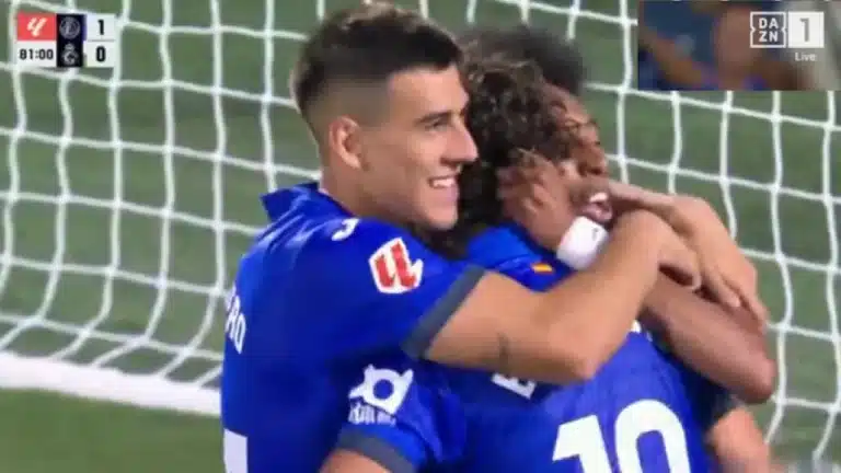 Los jugadores del Getafe celebran abrazados el gol de Enes Ünal ante el Racing en el Coliseum
