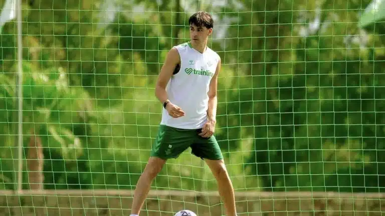 Gonzalo Petit controla el balón junto a la portería en un entrenamiento del Real Betis