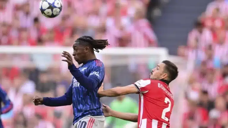 Andoni Gorosabel disputa un balón aéreo con un rival durante un partido del Athletic Club en la Champions League