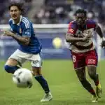 Óscar Naasei disputa un balón con la camiseta del Granada CF en un partido de LaLiga Hypermotion