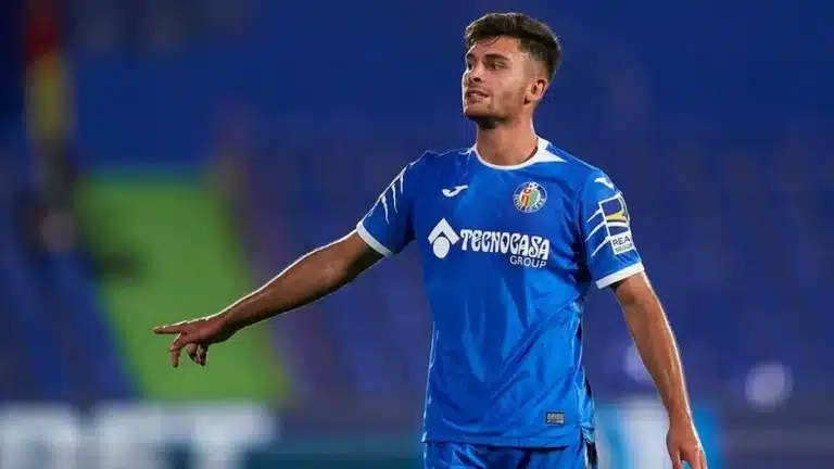 Hugo Duro, delantero del Valencia CF, durante un partido con la camiseta azulona del Getafe