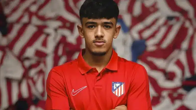 Iker Luque posa con los brazos cruzados vestido con la equipación del Atlético de Madrid