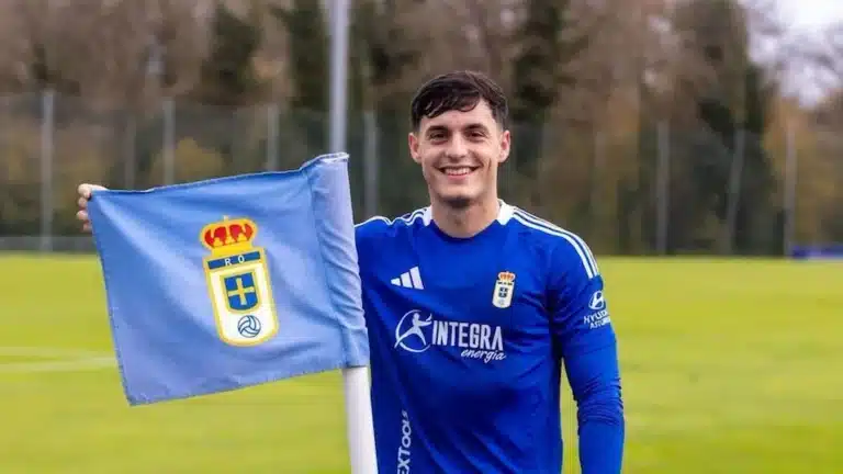 Joaquín Delgado sonríe junto al banderín de córner con el escudo del Real Oviedo