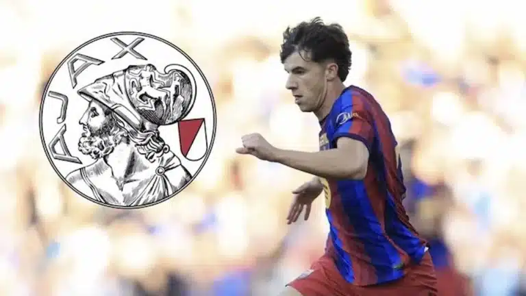 Jofre Torrents conduce el balón con la camiseta del Barça junto al escudo del Ajax