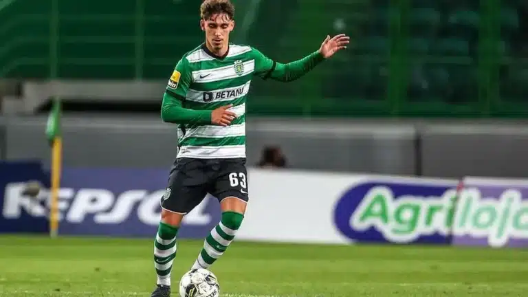 José Marsà controla el balón con la camiseta del Sporting de Lisboa, dorsal 63, en un partido nocturno