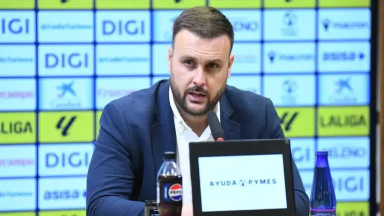 Juan Cala habla ante el micrófono en rueda de prensa con el panel de patrocinadores de LaLiga al fondo