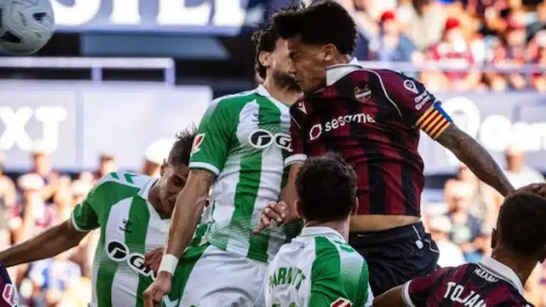 Disputa aérea de cabezazo entre jugadores de Levante y Betis en el Ciutat de València durante la jornada 3 de LaLiga 2026-27