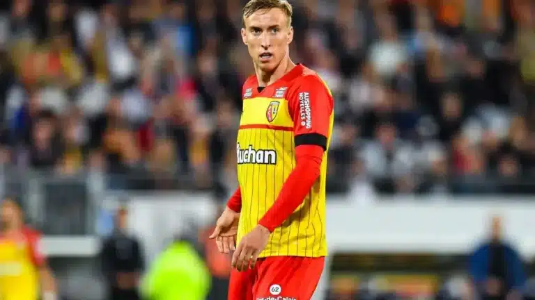 Adam Buksa disputando un balón aéreo con la camiseta del Udinese Calcio