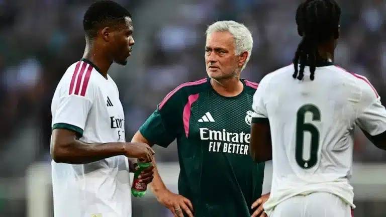 Mourinho da instrucciones a Dumfries y Camavinga durante el amistoso del Real Madrid en Klagenfurt