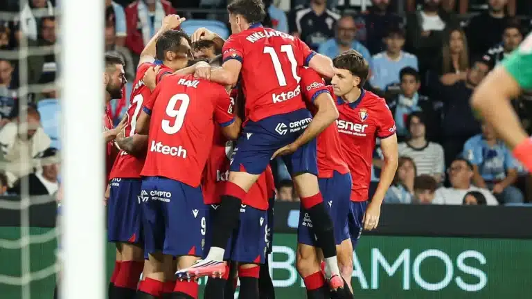 Jugadores de Osasuna celebran un gol en el Abanca-Balaídos con la camiseta roja durante la jornada 1 de LaLiga 2026/27