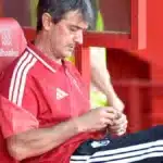Pacheta, sentado en el banquillo del Granada, mira hacia abajo durante un partido