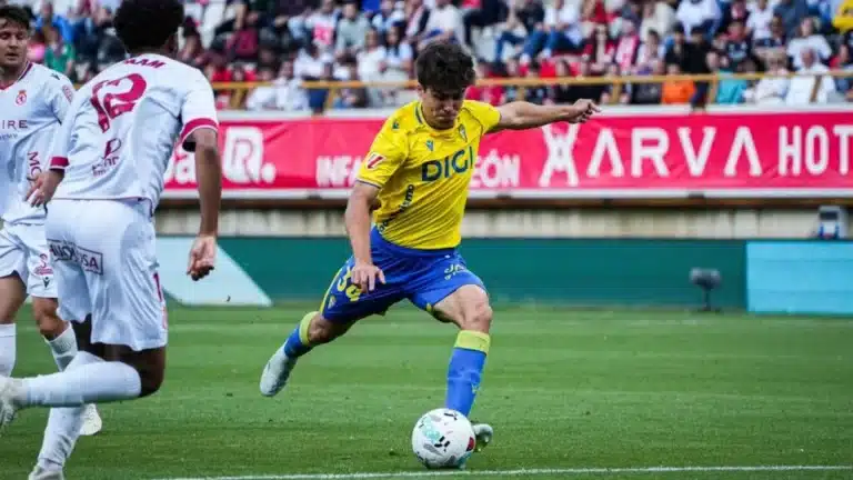 Homam Al-Amin con la camiseta de la Cultural Leonesa durante un partido de LaLiga Hypermotion en el Reino de León