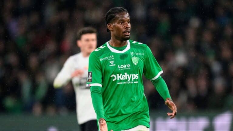 Pierre Ekwah, centrocampista defensivo francés del AS Saint-Étienne, negocia con el Levante UD para reforzar la medular del conjunto granota, tras un primer intento fallido de fichaje