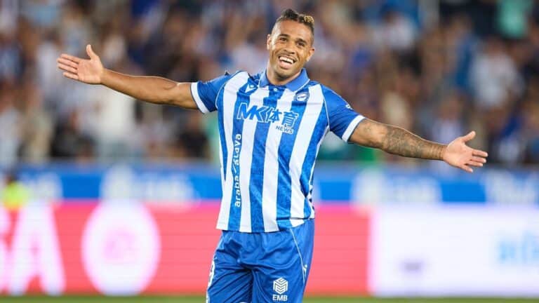 Mariano Díaz, delantero dominicano del Deportivo Alavés, celebra uno de sus dos goles en los dos primeros partidos de LaLiga, en un resurgir goleador tras varias temporadas prácticamente en blanco