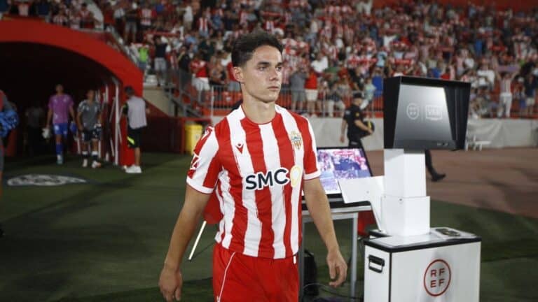 Sergio Arribas, mediapunta del Almería formado en el Real Madrid, se marcha al Benfica por 18 millones de euros, con el club almeriense ingresando la mitad por la cláusula del 50% que se reservó el Madrid