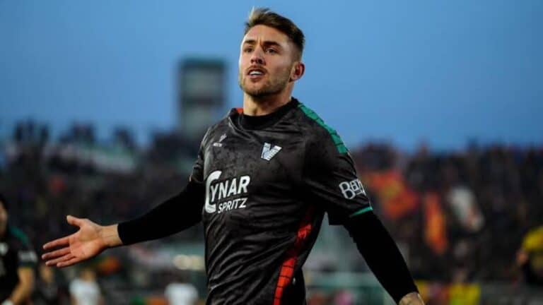 Antonio Casas, delantero cordobés del Venezia FC, emerge como el candidato perfecto del Sporting de Gijón para cerrar su delantera, aunque su vinculación contractual con el club italiano complica la operación
