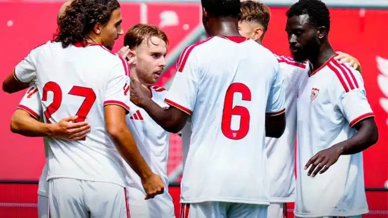 Jugadores del Sevilla FC celebran un gol abrazados en un amistoso de pretemporada
