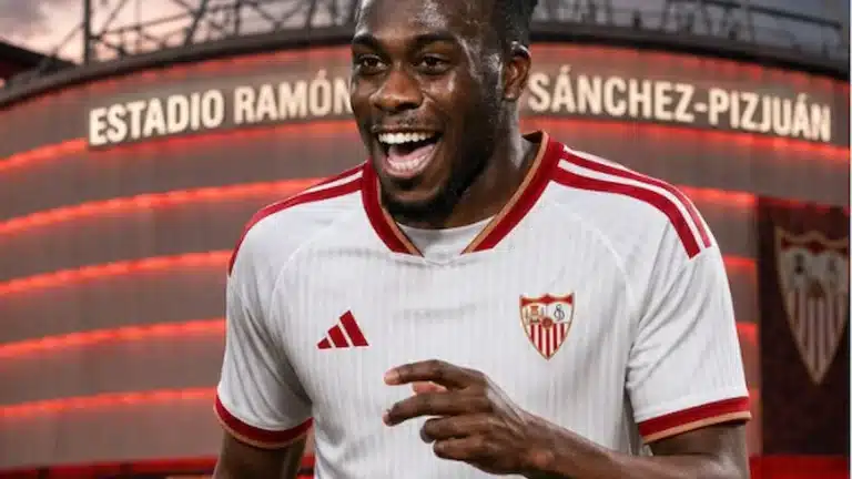 Futbolista sonríe con la camiseta del Sevilla FC ante la fachada del Ramón Sánchez-Pizjuán