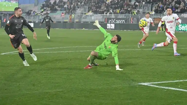 Antonio Casas celebrando un gol con la camiseta del Venezia FC