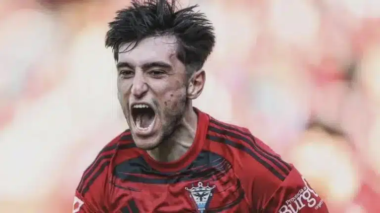 Unax del Cura celebra un gol con la camiseta del CD Mirandés
