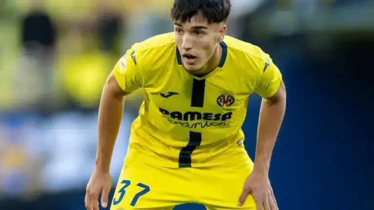 Jugador del Villarreal con el dorsal 37 en posición de marca durante un partido de LaLiga