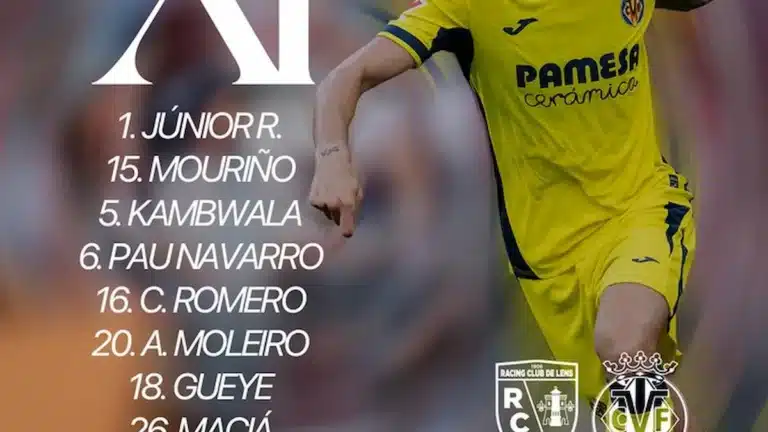 Jugador del Villarreal conduce el balón sobre el gráfico del once confirmado para la final de la Como Cup