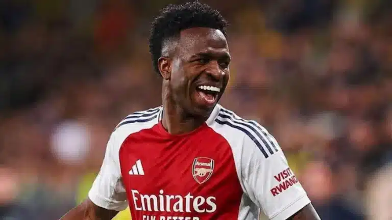 Vinicius Junior sonríe con la camiseta del Arsenal en un fotomontaje sobre su futuro