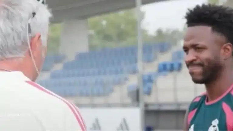 Vinicius Jr conversa con un miembro del cuerpo técnico del Real Madrid en Valdebebas