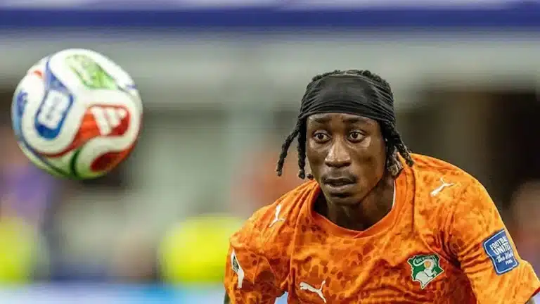 Yan Diomandé sigue el vuelo del balón con la camiseta de Costa de Marfil en el Mundial 2026
