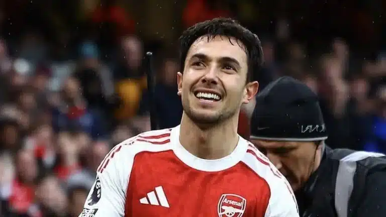Martín Zubimendi sonríe con la camiseta del Arsenal tras un partido bajo la lluvia