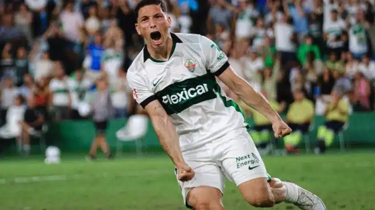Abiel Osorio celebra un gol con el puño cerrado, con la camiseta local del Elche