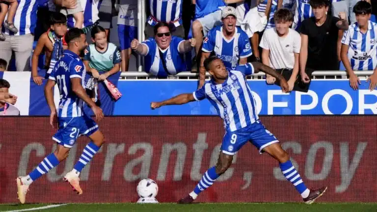Jugador del Alavés con el dorsal 9 celebra un gol con el puño cerrado ante la grada de Mendizorroza