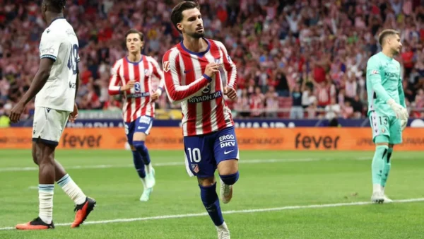 Álex Baena celebra un gol con la camiseta del Atlético de Madrid en el Metropolitano